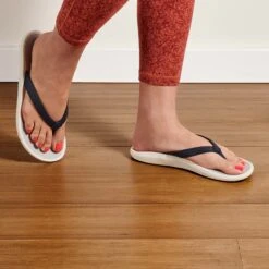 OluKai Pī‘oe - Trench Blue / Mist Grey -Comfort Shoes Wear Shop 20443 DEDW 102 W Pi oe TrbMgr Web Opt